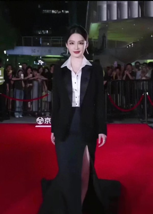 鼎牛配资 上海这一夜，李沁真千金归来，朱珠绝美，张小斐压轴被喊“妈妈”