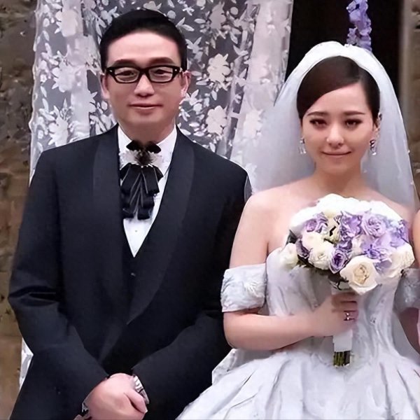 添盈聚富 张靓颖：痴爱冯轲15年，被骗走亿万身家，离婚7年后二人天差地别